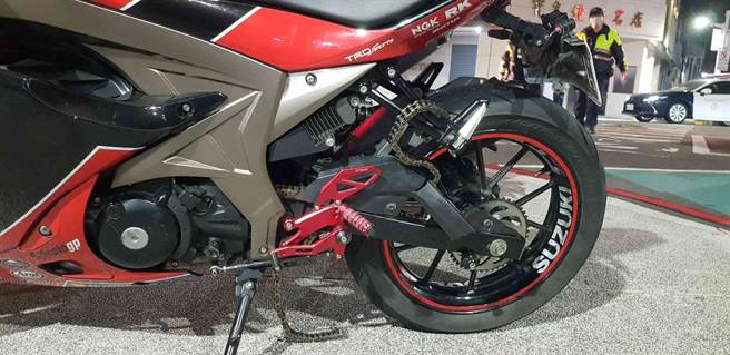 消防員破壞董男重機的擋鍊條，順利幫助受傷的董男脫困。（翻攝照片／石秀華高雄傳真）