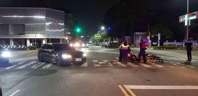 卓姓男子駕車從五福路轉彎至文衡路時，未禮讓直行的重機騎士，發生擦撞意外。（翻攝照片／石秀華高雄傳真）