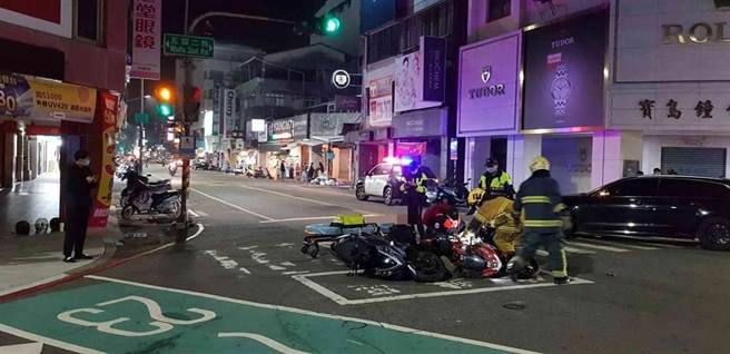 高雄市董姓重機騎士遭轉彎車擦撞後倒地，左腳卡進擋鍊條中，動彈不得，消防員獲報出動重機具救援。（翻攝照片／石秀華高雄傳真）