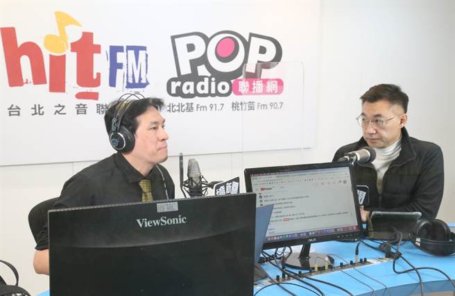 江启臣上午接受名嘴黄暐瀚的广播专访。（《POP撞新闻》提供）