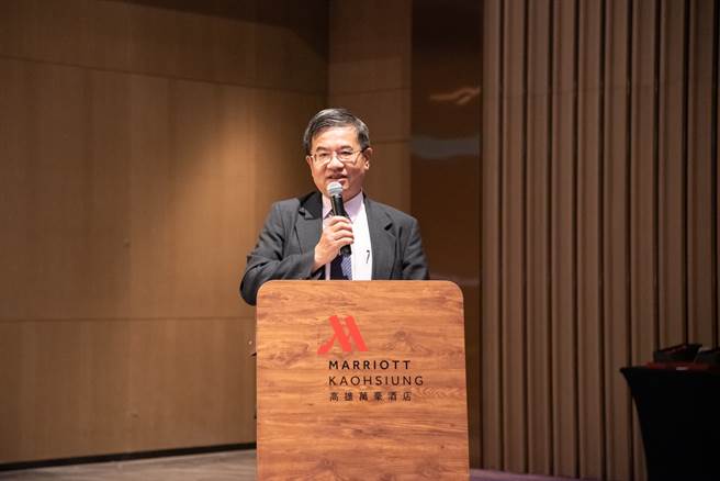 搭上这二年大量资金回流台湾带动一波产能的提升，也进一步加速推动产业升级，产业界与学术界、官方的密切互动合作，将更能扣合彼此发展前进的方向与步调。图为高科大校长杨庆煜受邀做开幕致词。