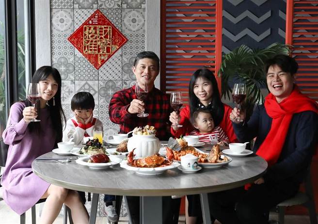 王品從元旦起開放春節(2月1日)期間電話訂位。（王品提供）