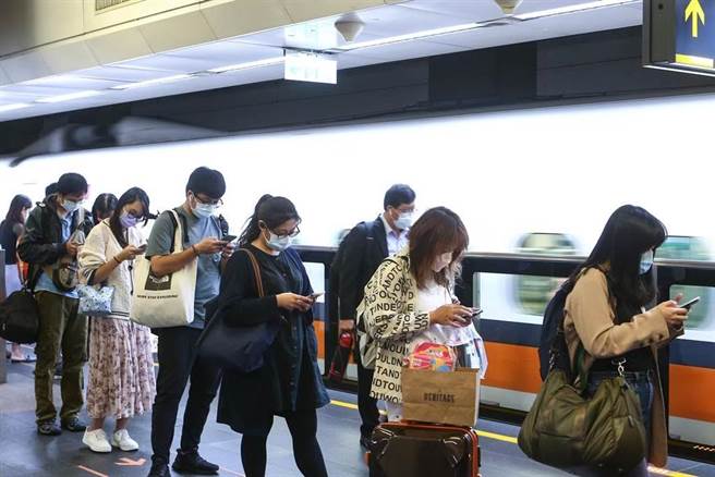 高铁春节车票4分钟订近6万张。（中时报系资料照）