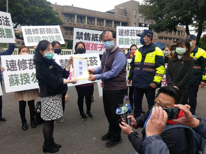 支持反菸害的家長前往行政院陳情。（陳鴻偉攝）