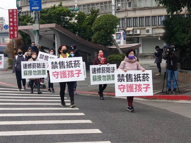 反菸害家長們繞行行政院表達訴求。（陳鴻偉攝）