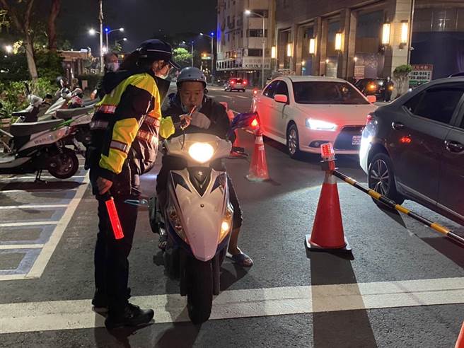 高雄市警方自12月27日连续8天执行高强度「酒驾大执法」专案，图为新兴分局警方在宝马男酒驾衝撞一家四口的事故现场实施拦检勤务。（石秀华摄）