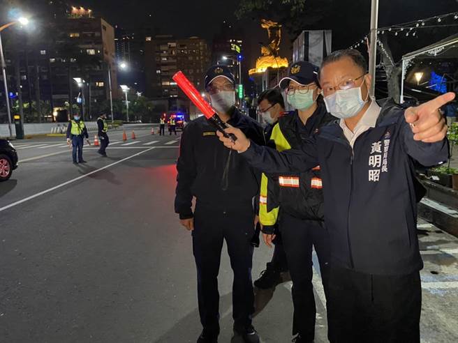 高雄市警察局长黄明昭在连续8天酒驾大执法首日，在酒驾男衝撞一家四口的事故现场视察警方防制酒驾勤务，亲自拿指挥棒示范值勤要领。（石秀华摄）