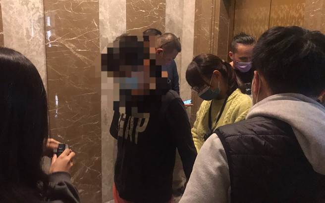 台中惊传弒父案，警方在江女与张男在北屯的住处逮捕江女。（警方提供/黄国峰台中传真）