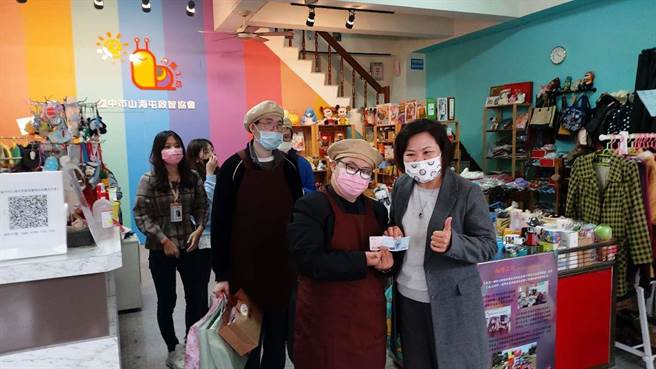 中彰投分署呼吁民眾拿五倍券到劳动部合作的优质店家消费，一起拚经济做公益、力挺弱势店家。（中彰投分署提供）