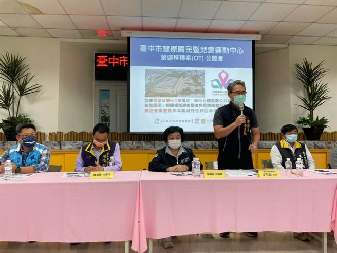 台中市运动局长李昱叡（右二）说明丰原国民暨儿童运动中心筹划进度。（台中市运动局提供／王文吉台中传真）