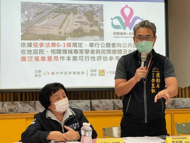 台中市运动局长李昱叡（右）说明丰原国民暨儿童运动中心筹划进度。（台中市运动局提供／王文吉台中传真）