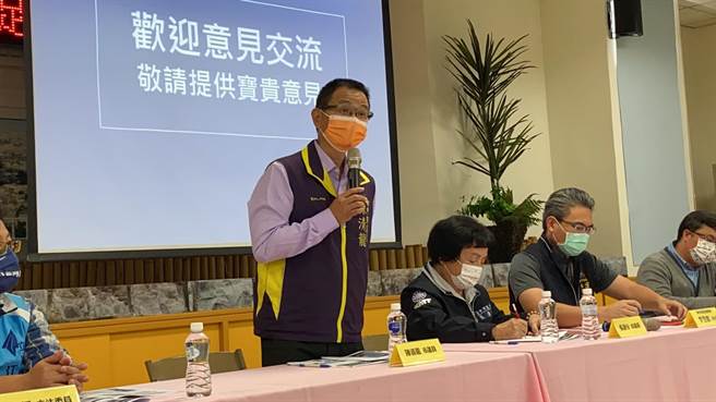 台中市议员陈清龙（左）出席公听会提出建言。（台中市运动局提供／王文吉台中传真）