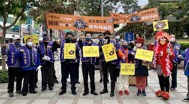 罢昶总部领衔人周世雄、总指挥姚冠均今率40余人至捷运龙山寺站1号出口前宣讲。（黄婉婷摄）