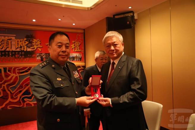 陆军司令赠勋企业代表，表彰敬军卓越贡献。军闻社提供