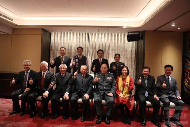 陆军司令赠勋企业代表，表彰敬军卓越贡献。军闻社提供