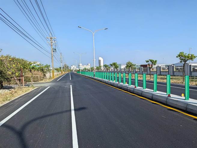 高雄市水利局垫高永安区永安路道路高度，希望能改善淹水问题。（高雄市水利局提供／林瑞益高雄传真）