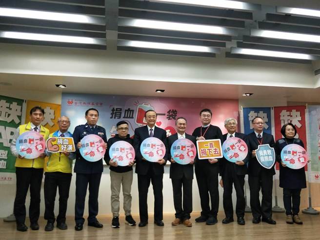 台湾血液基金会今（30）日启动「111年捐血月」，估计未来一个月仍需募集23.8万袋血，才足以因应春节连假的需求。（王家瑜摄）