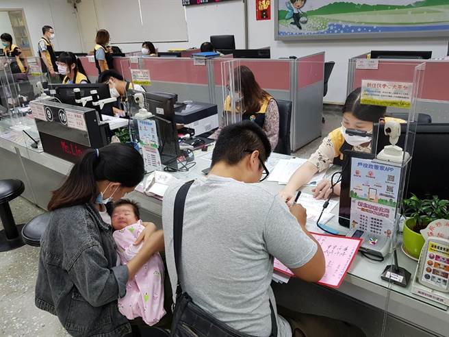 新北生育奖励变革 同性配偶也能领。（新北市民政局提供）