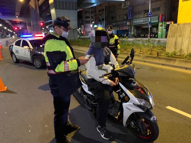 新北市中和警分局为防制酒后驾车事故发生，于重点时段规划相关防制、取缔勤务，确保用路人安全。（中和警分局提供）