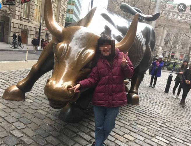 台中江姓女子曾在脸书PO出到华尔街地标铜牛合影及骑警街景照。（摘自脸书）
