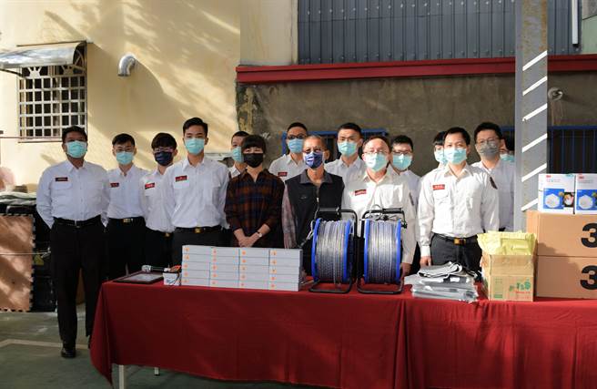 陳志帆的父親陳貴森和妹妹陳裔筑再把志帆奉獻的愛再延續，捐贈價值104萬元的熱顯像儀和發光繩索等。（彰化縣消防局提供／吳敏菁彰化傳真）