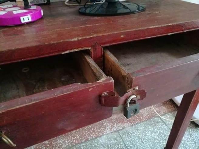 阿公家的桌子有两个抽屉锁给住，多年来都不曾打开过，没想到网友轻轻一拉就一起开了，让他当场傻眼。（图／翻摄自爆废公社公开版）
