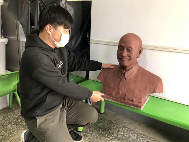 垵湖分校的蔣公銅像完好如初暫置於室內，校方規畫未來安置於校史室展示。（李金生攝）