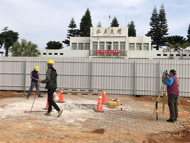 垵湖分校澄清因新建專科教室等工程，才移除規畫基地上的蔣公銅像。（李金生攝）