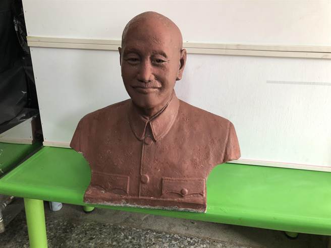 因施工需要移置的蔣公銅像，目前安置於學校室內空間。（李金生攝）