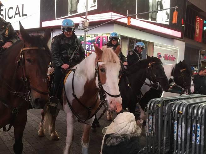 江女的脸书PO出曾到美国华尔街玩，与繁华的纽约街头，并写下「以为来到台北西门町」，开心留言回应朋友。(番社脸书)