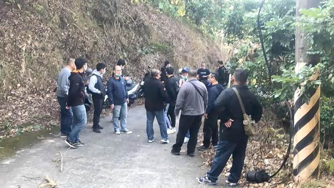 台中大里发生，女儿伙同男友杀害父亲惨剧，警方往太平黄竹坑方向搜山。（警方提供／黄国峰台中传真）