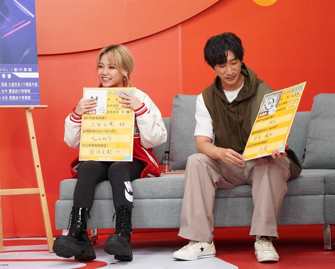 安那（左）、怀颢昨上直播节目。（虾皮提供）