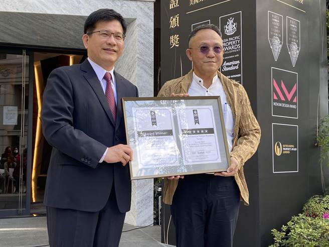前交通部长林佳龙（左）祝贺「懋荣Next 1」喜摘金国际6座建筑大奖，懋荣建设董事长纪吉川强调以「生态、智慧、健康宅」为理念，坚持走一条不一样的路。（卢金足摄）