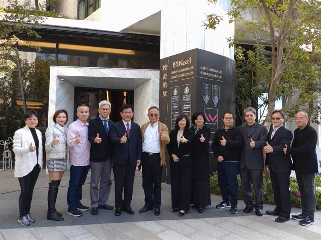 前交通部长林佳龙、龙宝建设董事长张丽莉、逢甲大学建筑专业学院院长黎淑婷等产官学界的三位贵宾亲自出席授权颁奖典礼。（卢金足摄）