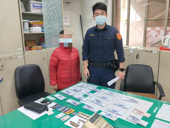 黄姓早餐店老板，手持着1个黑色皮夹内有16万元，因迟未见失主前来领取，遂请员警协助代为联繫。（警方提供）