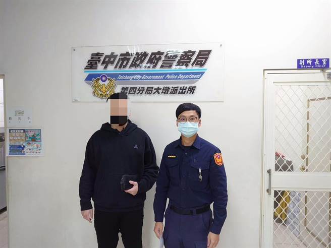 警员赖誉夫了解上情后，赶忙联繫失主至警所领取，陈姓失主失而復得感谢员警和早餐店老板的热心协助。（警方提供）