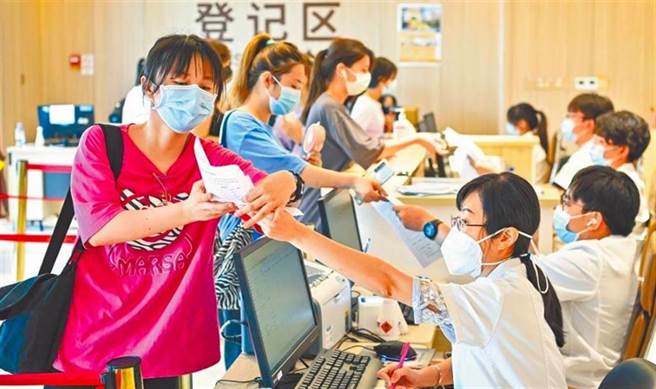 助染疫外籍人士偷渡 致5万人居家隔离 广西2男遭逮捕。图为大陆民眾登记接种新冠疫苗。（中新社）	