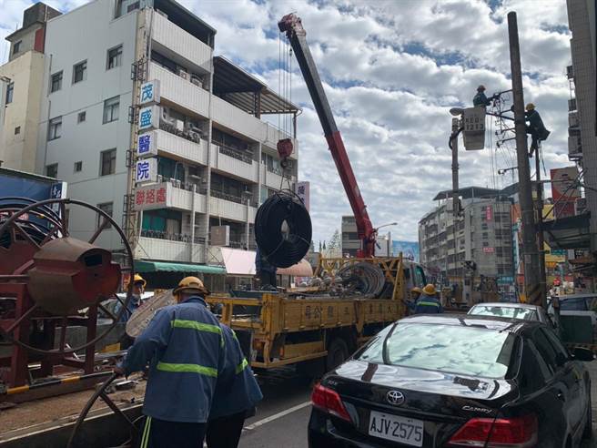 九龙街至大连路上电线线路总长为1231公尺，电杆共35支，将地下化。（读者提供／张妍溱台中传真）