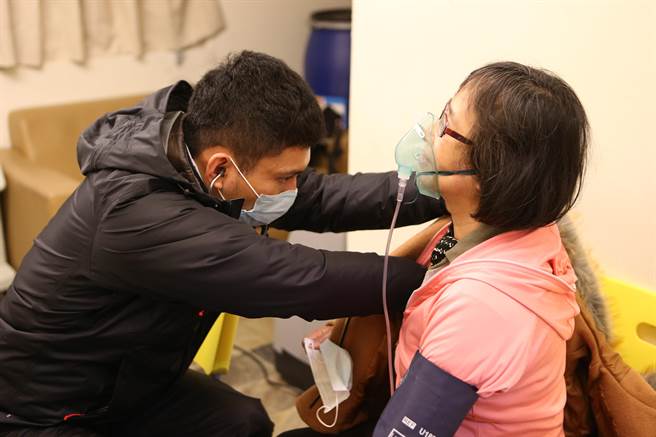 花蓮門諾醫院醫師駐點松雪樓醫療站，為民眾提供緊急醫療服務，緩解身體不適症狀。（門諾醫院提供／王志偉花蓮傳真）