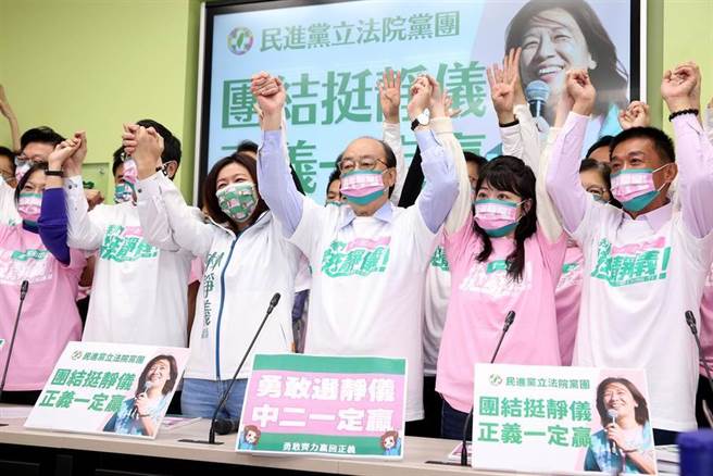 民進黨立院黨團總召柯建銘（右二）擁抱中二選區立委補選候選人林靜儀（左二）。（資料照／黃世麒攝）