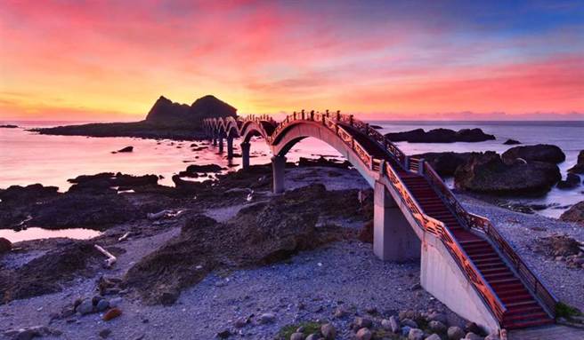 本島平地第一道曙光在台東縣三仙台，時間為清晨6時10分。（圖／交通部觀光局提供）