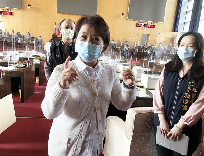 市長盧秀燕今天溫馨叮嚀參與明天跨年晚會的民眾，準備好厚外套、帽子及手套，務必做好禦寒。（陳世宗攝）