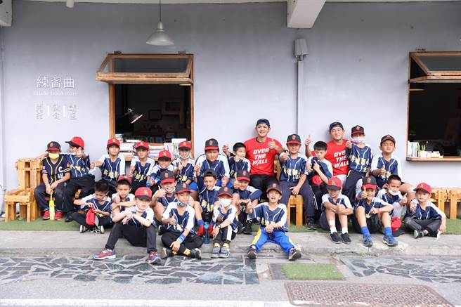 球員工會棒球回饋列車來到花蓮新城國小。（球員工會提供）