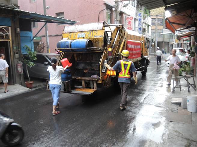 桃园市环保局提醒民眾，2022年元旦起将开始试办「厨余全回收」政策。（桃园市环保局提供／陈梦茹桃园传真）
