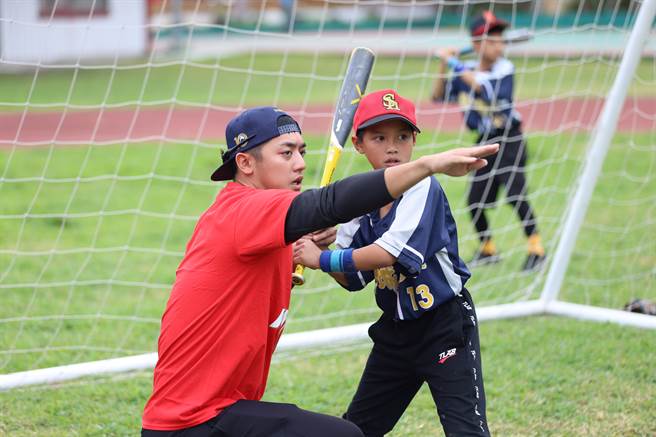 拿莫・伊漾指導新城國小小球員打擊。（球員工會提供）