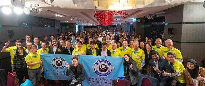 台灣科技大學成立在台國際校友會，共有上百名外籍畢業校友參加。(台科大提供／李侑珊台北傳真)