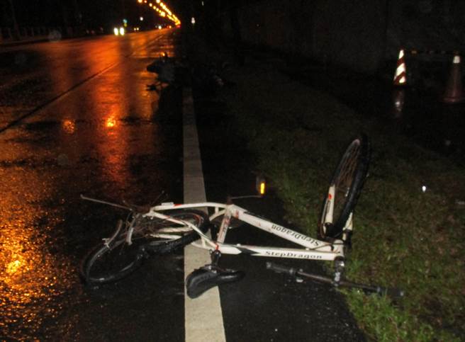 妇人遭酒驾男衝撞，单车扭曲变形。（新城警分局提供／王志伟花莲传真）