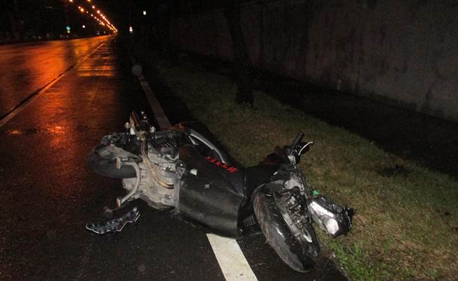 酒驾男子高速衝撞单车妇，机车也严重破损。（新城警分局提供／王志伟花莲传真）