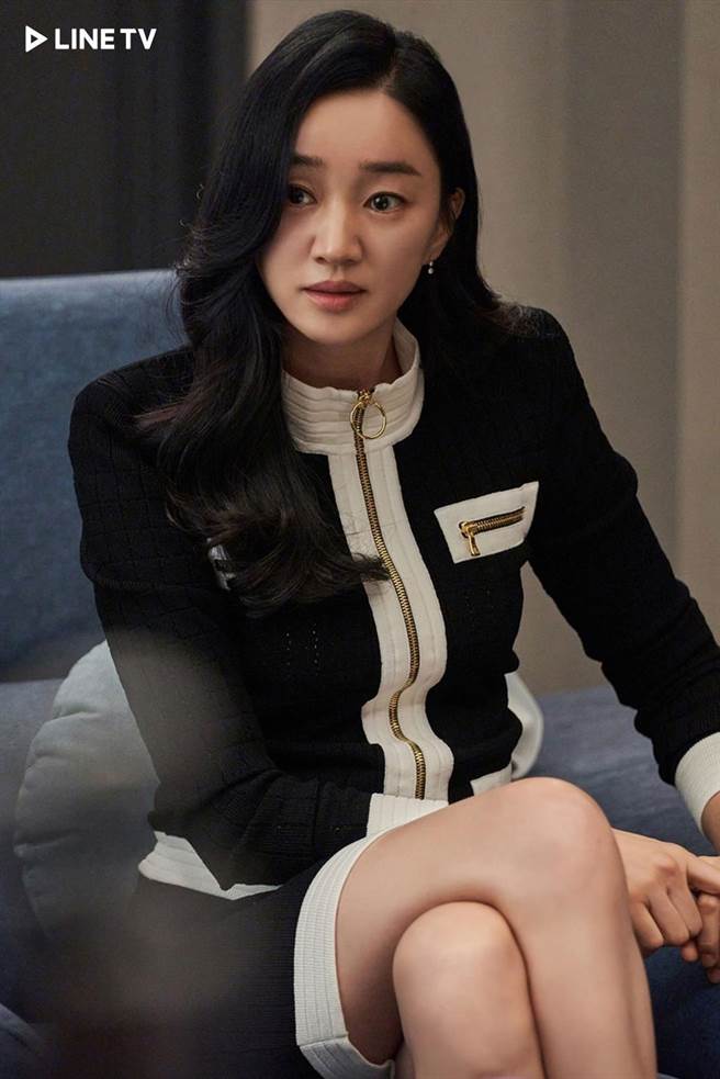 秀爱在《工作都市》饰演豪门媳妇，把主播老公打造成总统。（LINE TV提供）