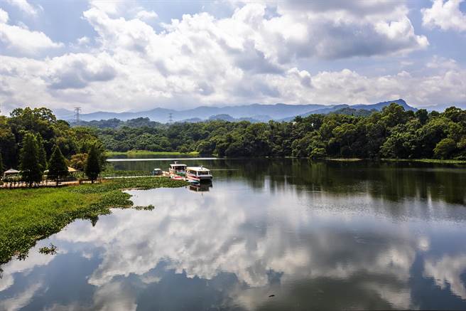 峨眉湖绿能电动游艇停驶近8个月，元旦重新启航。（罗浚滨摄）